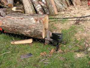 Holzspalter beim Spalten