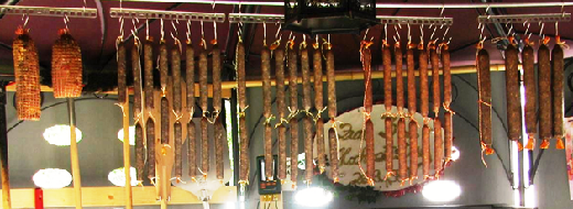 Von Links: Schweinelenden- & Putenbrust-Schinken, Roh-Polnische mit Pfeffer, Landjäger mit Kümmel + Senfkörner, Paprikawurst, Salamie