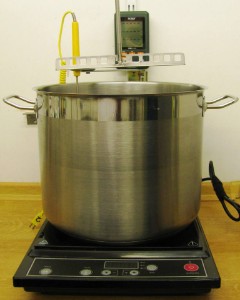 Die Induktionskochplatte sorgt für schonende Wärmezufuhr, 12 Liter Topf, Rührwerk, Thermometer