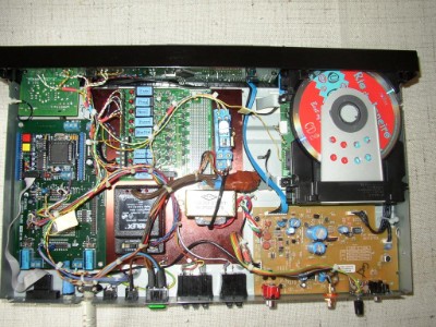 Der geöffnete CD-Spieler: vl: Microcontroller, Relaisplatine, Netzteil, Relais für externe Last